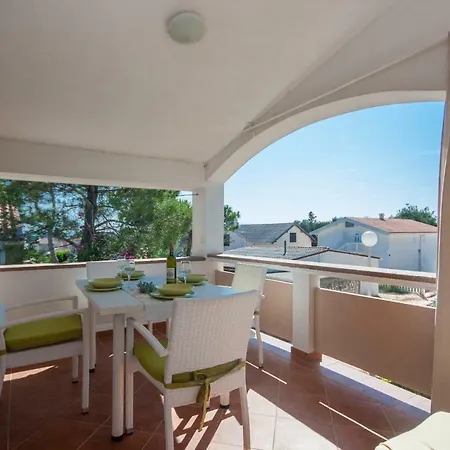 Luka Appartement Vir